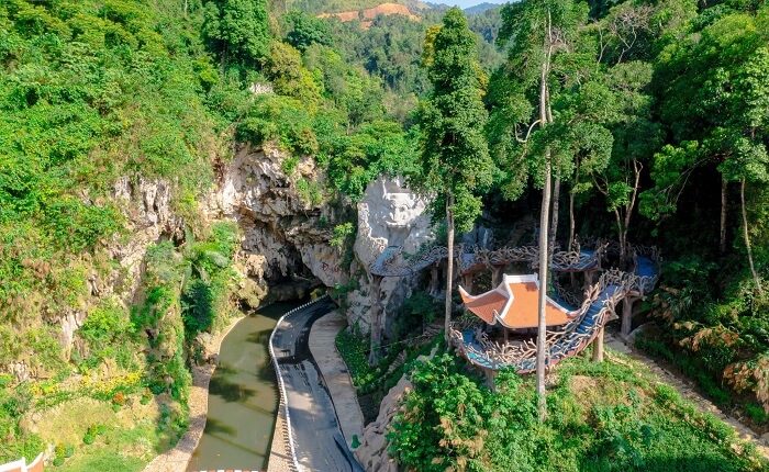 hệ thống thác nước ở Cổng Trời Đông Giang