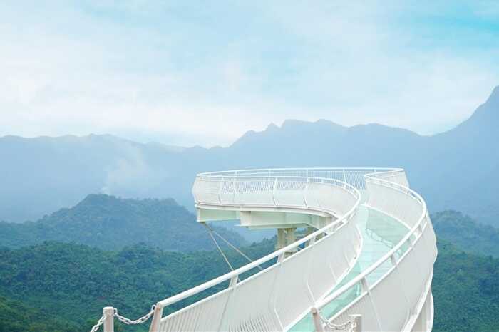 Đi cáp treo lên đỉnh Bảo Lâm để tham quan cầu kính Ngọc Rồng