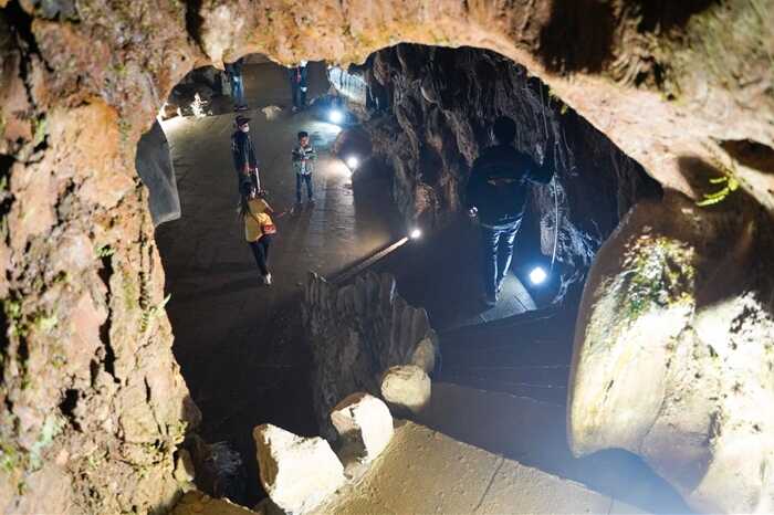 Đi cáp treo lên đỉnh Bảo Lâm tham quan hang động thác nước