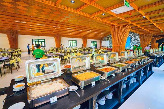 Đi cáp treo lên đỉnh Bảo Lâm thưởng thức đặc sản địa phương tại nhà hàng