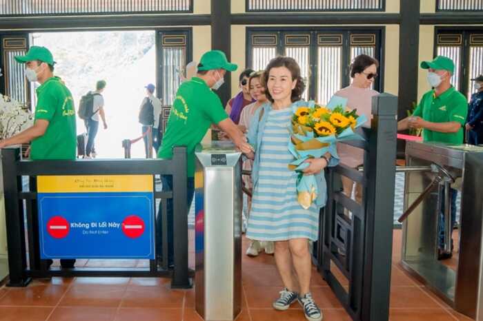 Mua vé đi cáp treo lên đỉnh Bảo Lâm
