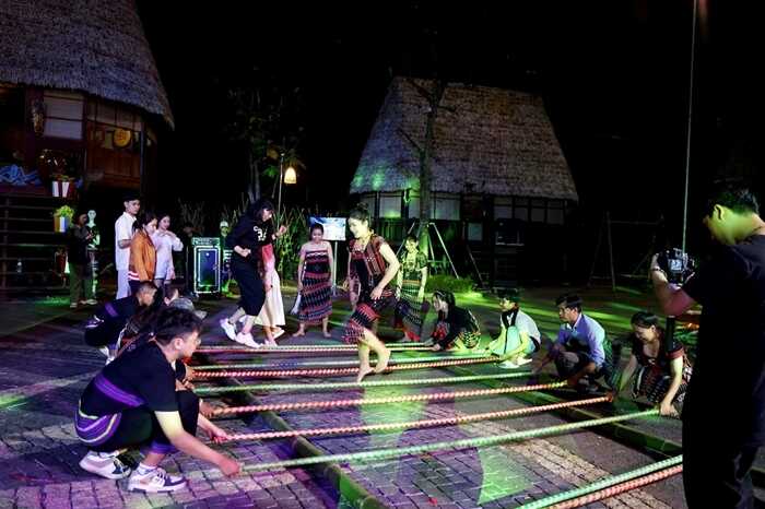 Ngoài trải nghiệm săn mây, du khách có thể trải nghiệm văn hóa địa phương ở Cổng Trời Đông Giang