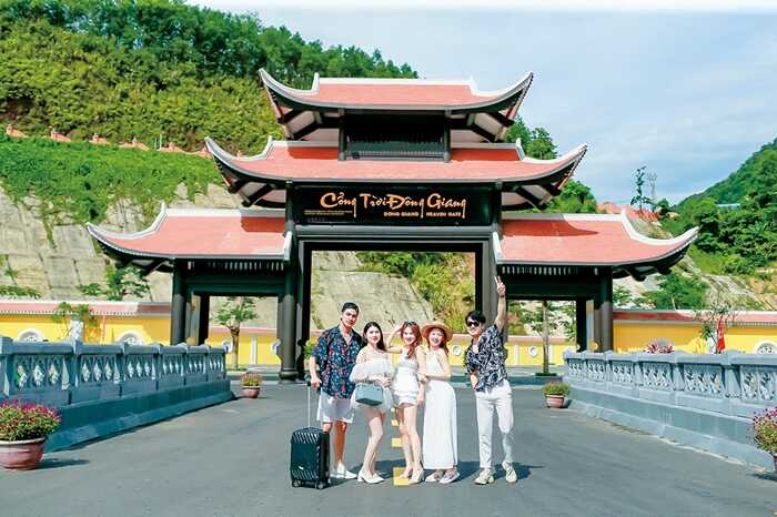 Mua vé ở cổng Cổng Trời Đông Giang để trải nghiệm săn mây