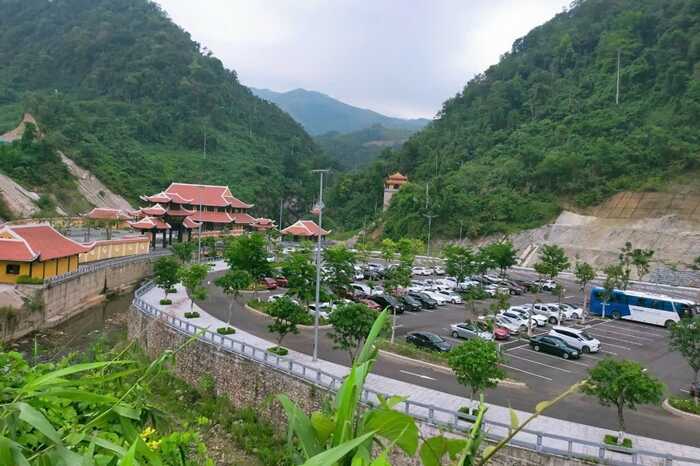 Du khách có thể đi xe máy hoặc ô tô để trải nghiệm săn mây ở Cổng Trời Đông Giang