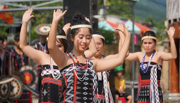 Làng văn hóa Cơ Tu là địa điểm du khách có thể kết hợp ghé thăm trong chuyến đi công viên rừng Bòn Bon