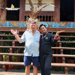 Du khách quốc tế check in Cổng Trời Đông Giang