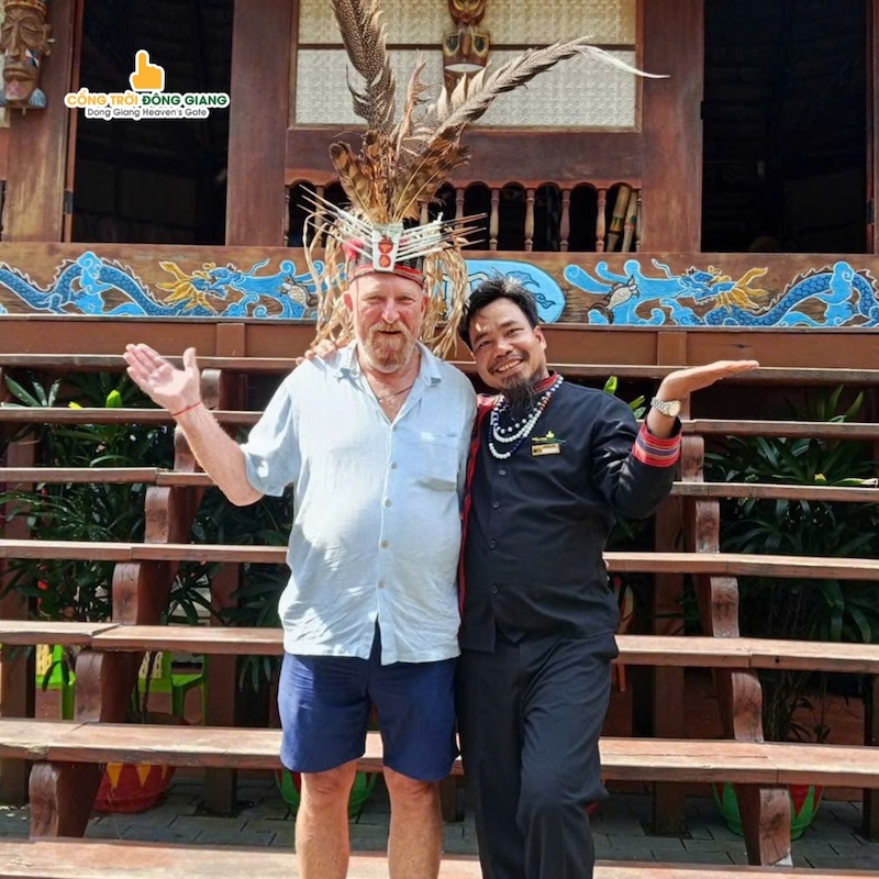 Du khách quốc tế check in Cổng Trời Đông Giang