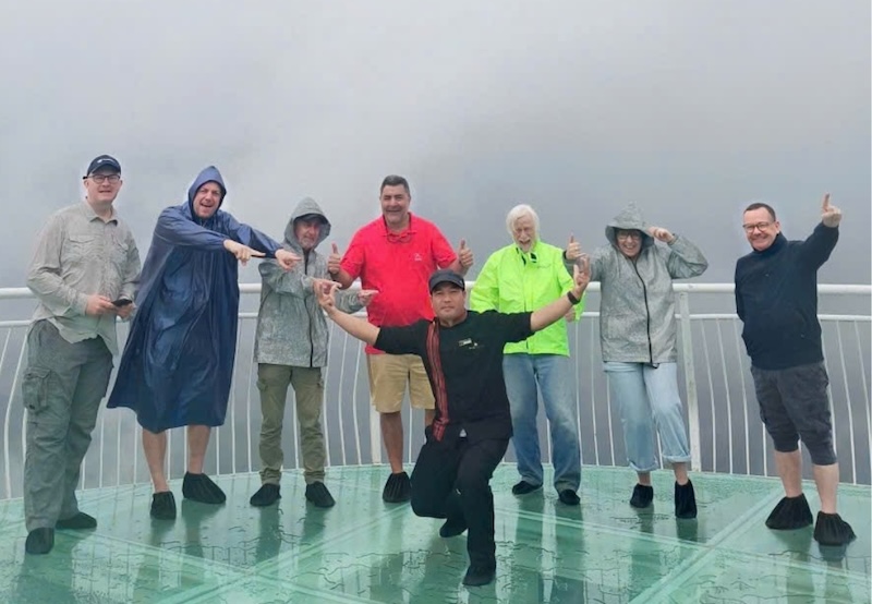 Du khách quốc tế check in Cầu Kính 