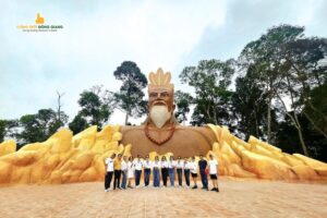 Tượng già làng Cổng Trời Đông Giang