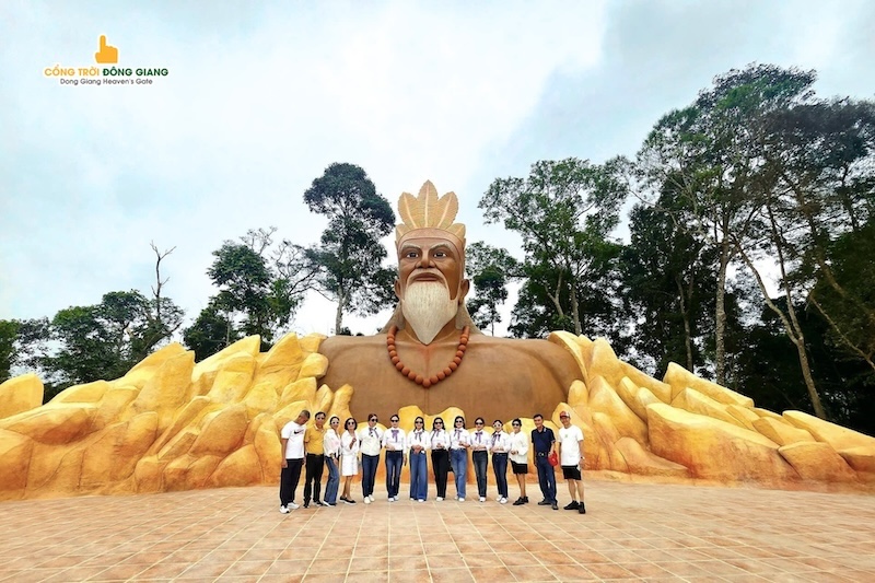 Tượng già làng Cổng Trời Đông Giang