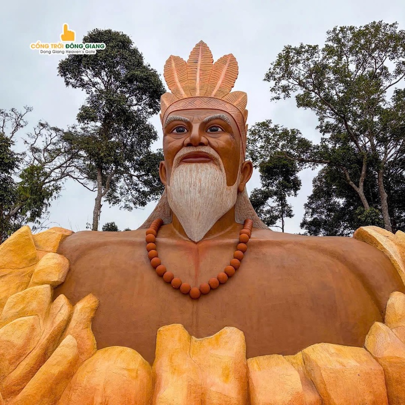 Hình ảnh tượng Già Làng