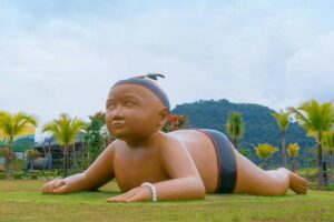 Tượng em bé Cơ Tu tại Cổng Trời Đông Giang
