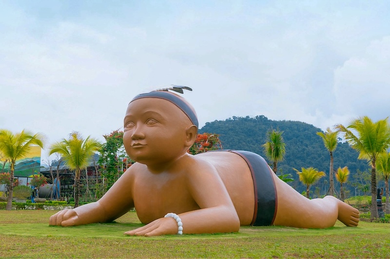 Tượng em bé Cơ Tu tại Cổng Trời Đông Giang