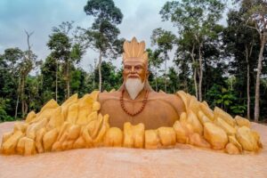 Tượng già làng Cổng Trời Đông Giang